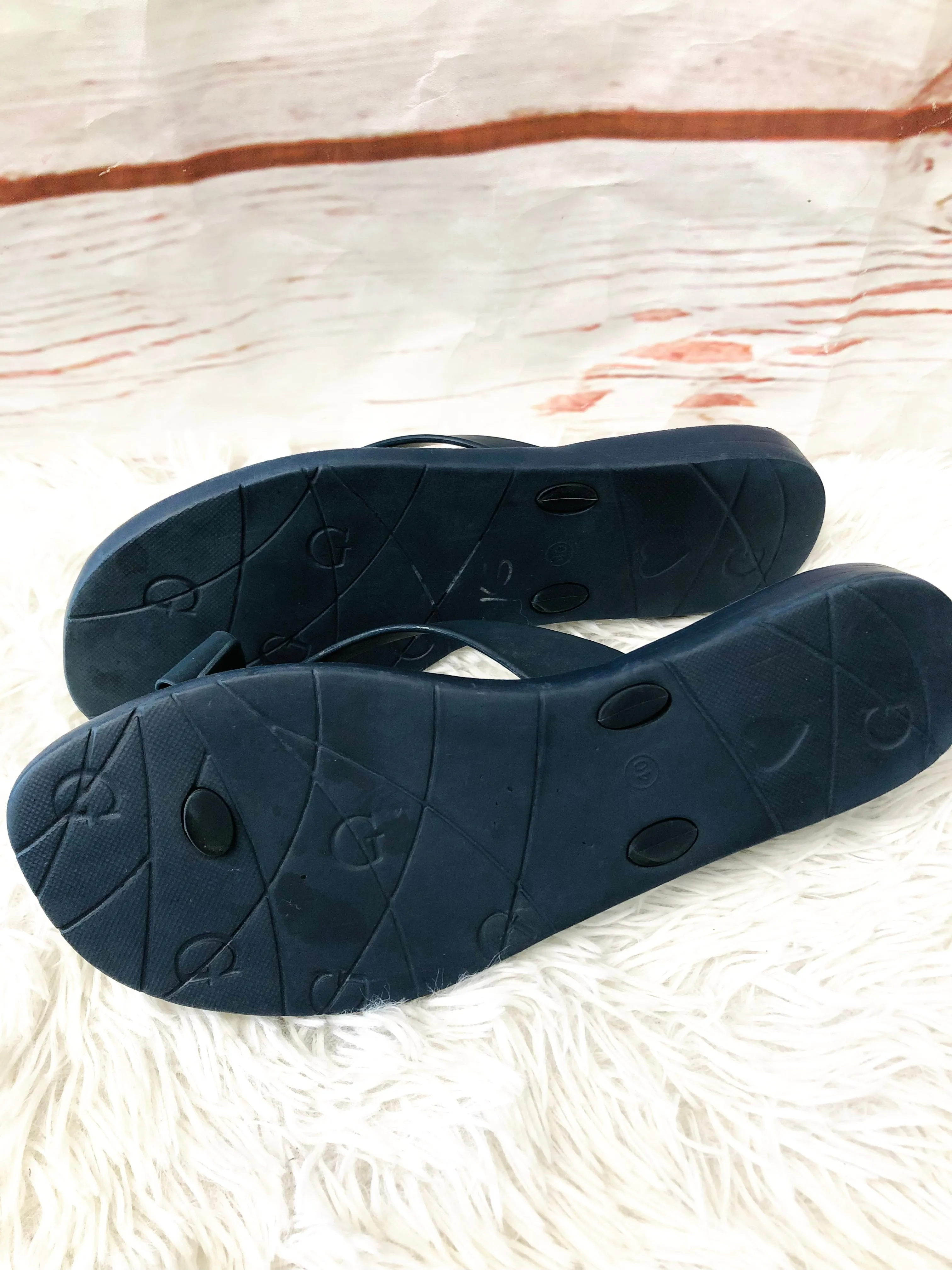 Sandals Flip Flops By Guess  Size: 9